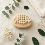 Brosse visage Lyvya posée sur du lin avec eucalyptus et fleurs séchées