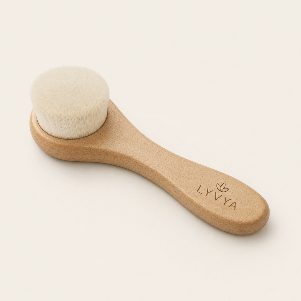 Brosse visage Lyvya en bois et poils doux, logo LYVYA gravé sur le manche, fond crème