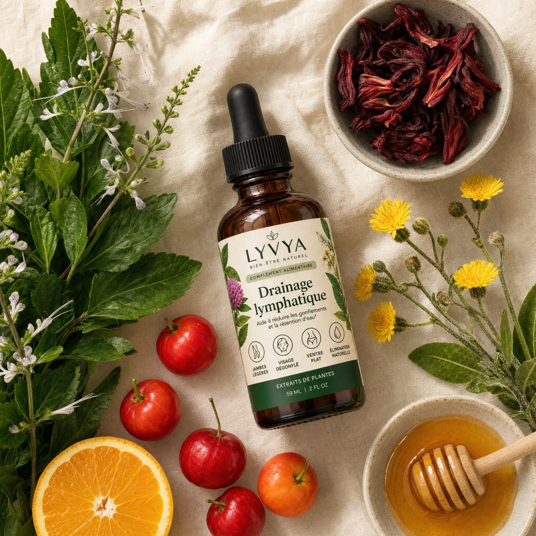 Flacon Lyvya entouré de plantes, d'hibiscus et de miel